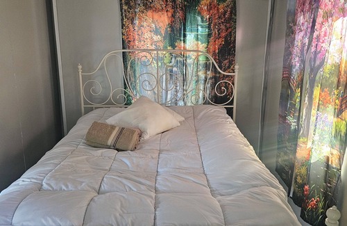 Carrolls Other | Cozy farmhouse in charming Kelso with AC, WiFi