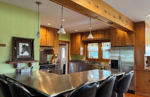 Beaverton House | Cozy farmhouse in wine country