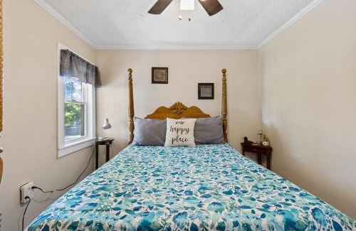 Horse Cave House | Cozy Farmhouse near Mammoth Cave on 45 acre farm