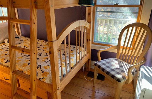 Rowe Bed & Breakfast | Cozy Farmhouse Retreat - Ram Dass Room