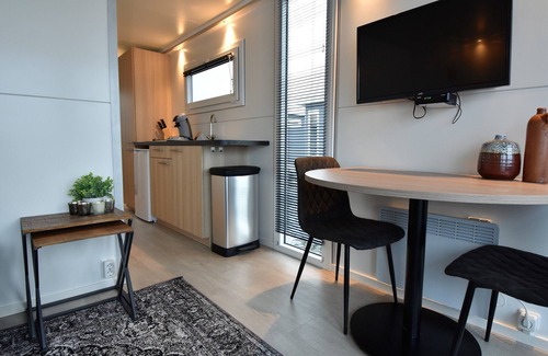 Heugum Boat Rental | Cozy floating boat lodge "Het Vrijthof". Max 4 persons, 2 bedrooms.