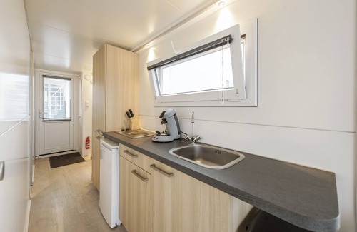 Heugum Boat Rental | Cozy floating boat lodge "Het Vrijthof". Max 4 persons, 2 bedrooms.