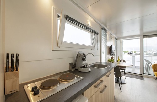 Heugum Boat Rental | Cozy floating boat lodge "Het Vrijthof". Max 4 persons, 2 bedrooms.