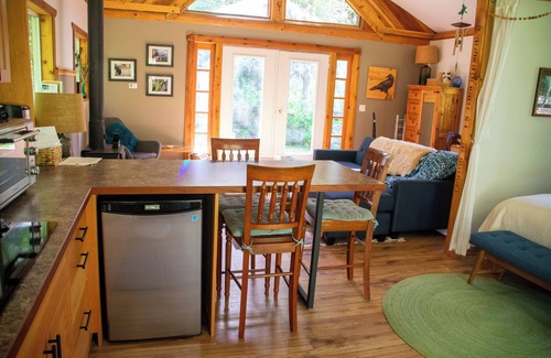 Strathcona Cabin | Cozy Forest Cabin in the Beautiful Sayward Valley