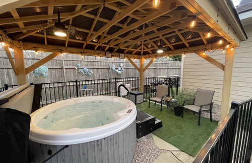Georgetown House | Cozy Fun Upscale Hot Tub - Pool Table - Firepit - Water Bed