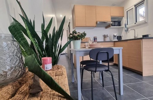 Montrond-les-Bains Cottage | Cozy gîte in Montrond-les-Bains, modern kitchen, garden