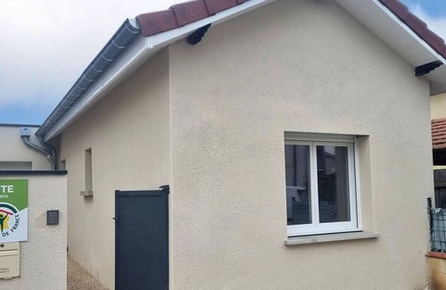 Montrond-les-Bains Cottage | Cozy gîte in Montrond-les-Bains, modern kitchen, garden