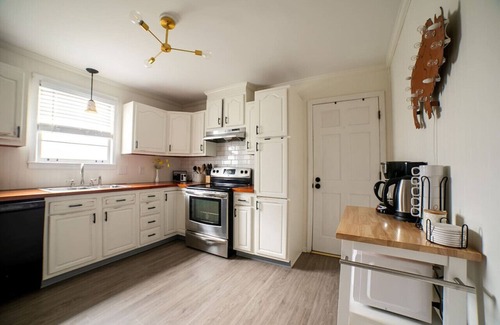 Urbandale Nations House | Cozy Getaway Mins to Downtown, Broadway & Airport