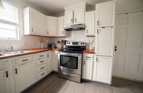 Urbandale Nations House | Cozy Getaway Mins to Downtown, Broadway & Airport