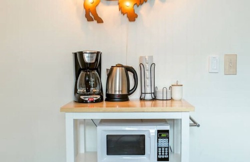 Urbandale Nations House | Cozy Getaway Mins to Downtown, Broadway & Airport