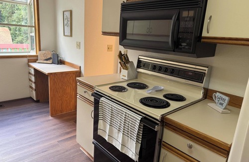 Woodinville House | Cozy Getaway Minutes to Wineries & Trails