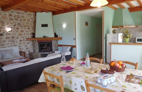 La Tuiliere Cottage | Cozy Gîte with Garden, BBQ, Terrace, Fireplace & Garage - Perfect for Families