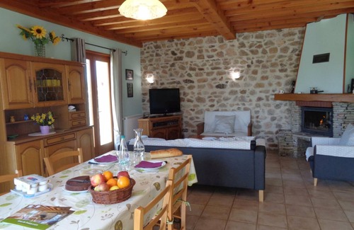 La Tuiliere Cottage | Cozy Gîte with Garden, BBQ, Terrace, Fireplace & Garage - Perfect for Families