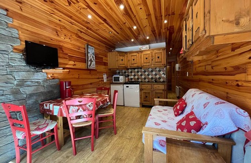 Pra Loup Apartment | Cozy Ground Floor Apartment with Mountain Decor, Near Slopes and Amenities - Sleeps 4