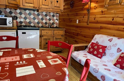 Pra Loup Apartment | Cozy Ground Floor Apartment with Mountain Decor, Near Slopes and Amenities - Sleeps 4