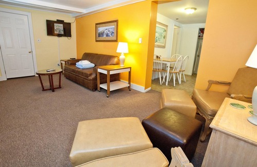 Savannah Beach Cottage | Cozy Ground-Floor Suite w/Full Kitchen & Free WiFi - Near Dining & Shops