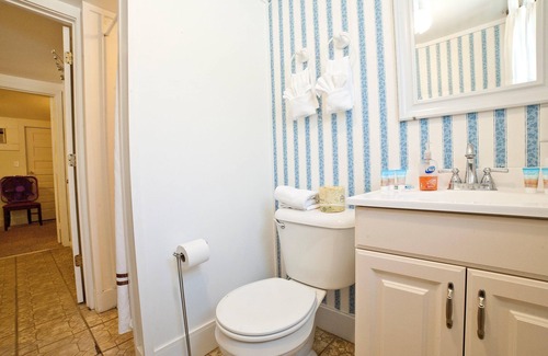 Savannah Beach Cottage | Cozy Ground-Floor Suite w/Full Kitchen & Free WiFi - Near Dining & Shops