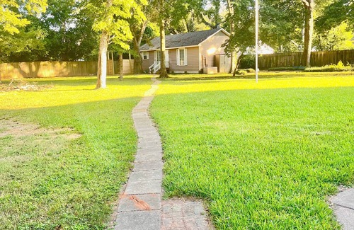 Broadmoor House | Cozy guest home on a .75 acre lot in Shreveport!