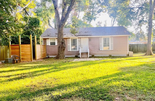 Broadmoor House | Cozy guest home on a .75 acre lot in Shreveport!