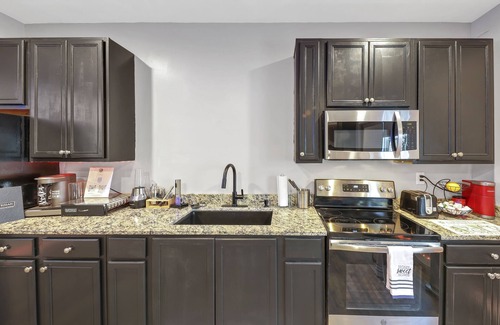 McDonough House | Cozy Haven Sleeps 3!