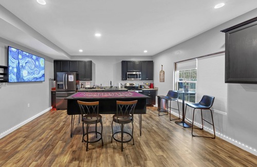 McDonough House | Cozy Haven Sleeps 3!