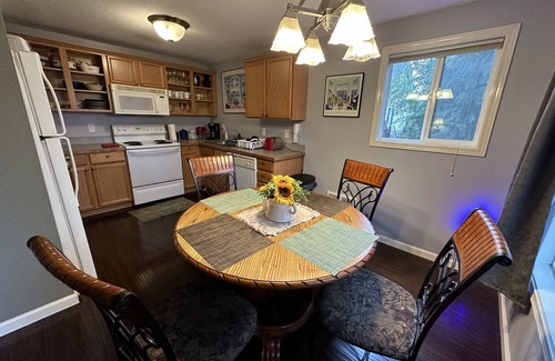 Corbett - Terwilliger - Lair Hill Apartment | Cozy, hideaway retreat in the trees