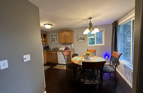 Corbett - Terwilliger - Lair Hill Apartment | Cozy, hideaway retreat in the trees