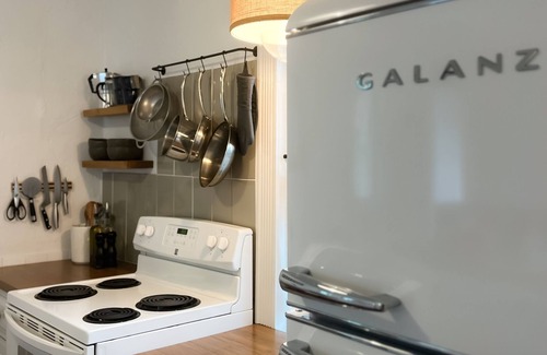 Victor Cottage | Cozy historic cottage, walk to town & close to trails. Pet friendly w/yard!