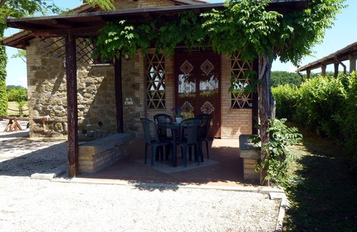 Torgiano House | Cozy holiday home with pool in a wine estate. Free WIFI; free vegetable garden