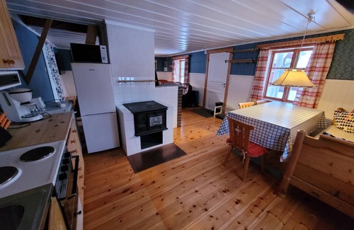 Gallo House | Cozy holiday home with lake view, WiFi and boat near the mountains of Jämtland