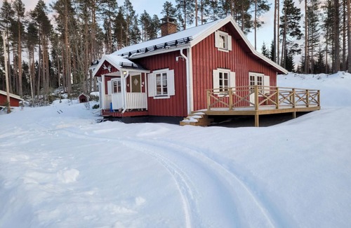 Gallo House | Cozy holiday home with lake view, WiFi and boat near the mountains of Jämtland