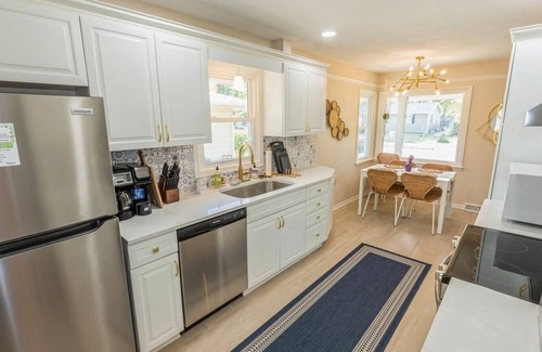 Urbandale House | Cozy Holiday Retreat near DesMoines-Perfect for Holiday Stays