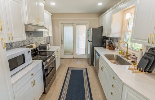 Urbandale House | Cozy Holiday Retreat near DesMoines-Perfect for Holiday Stays