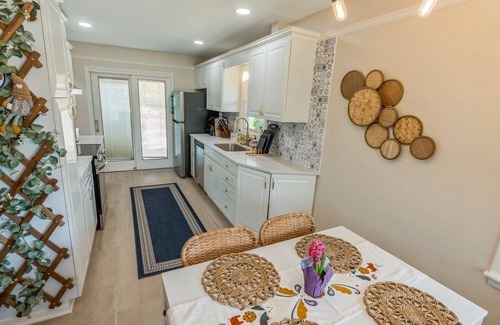 Urbandale House | Cozy Holiday Retreat near DesMoines-Perfect for Holiday Stays