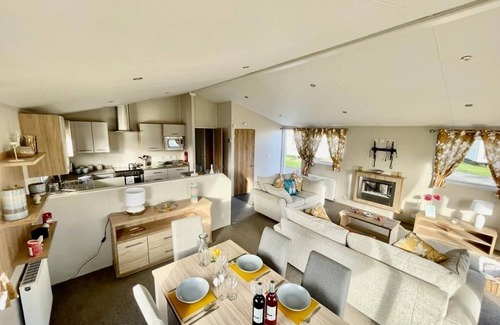 Skegness Cabin | Cozy home away from home 3 bed lodge with a hot tub @ 101 Windsor Pendine Sands.