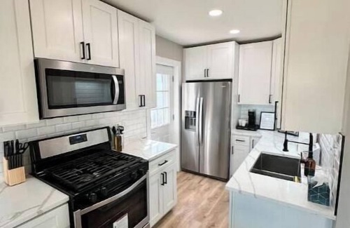 Des Plaines House | Cozy Home by O'Hare + EV Plug