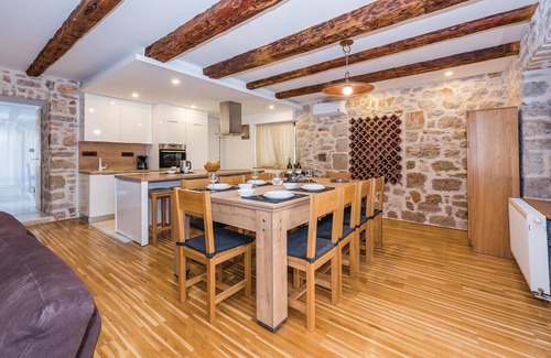 Kaprije House | Cozy home in Kaprije with sauna