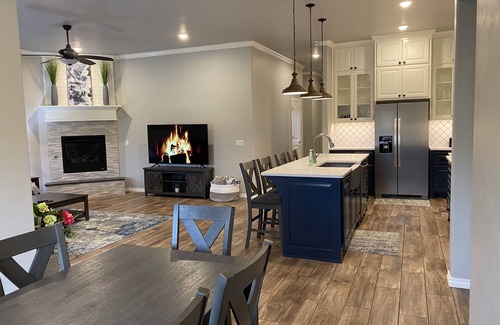 Yukon House | Cozy Home in NW OKC with 3 King Beds! 16 miles from Downtown and Pet Friendly!