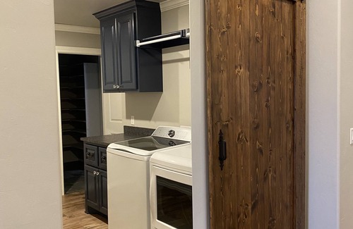 Yukon House | Cozy Home in NW OKC with 3 King Beds! 16 miles from Downtown and Pet Friendly!