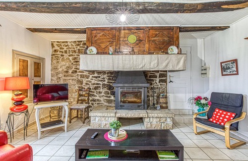 Pierrefiche House | Cozy home in Pierrefiche with WiFi