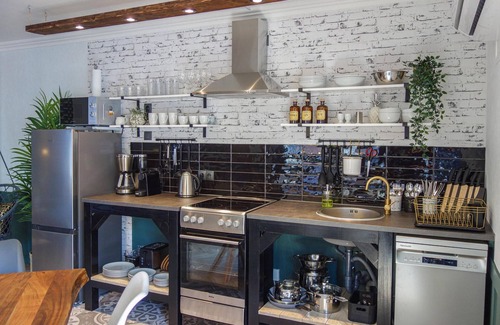 Ulmen House | Cozy home in Ulmen with kitchen