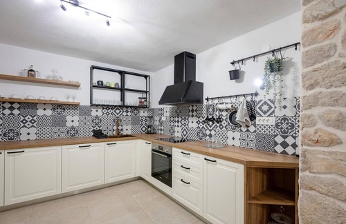 Zmijavci House | Cozy home in Zmijavci with kitchen