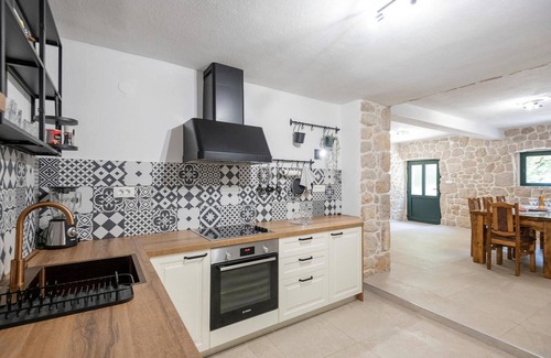 Zmijavci House | Cozy home in Zmijavci with kitchen