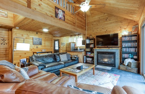 Black Butte Ranch House | Cozy home with shared pool, sauna, golf, private hot tub & deck - dog-friendly