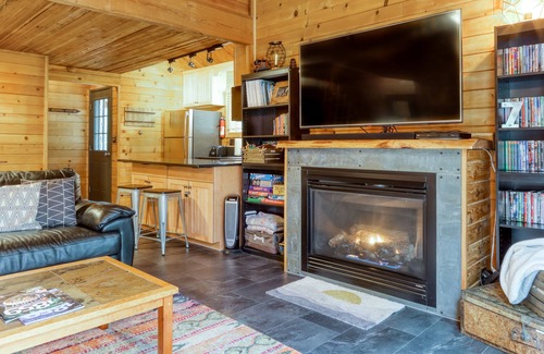 Black Butte Ranch House | Cozy home with shared pool, sauna, golf, private hot tub & deck - dog-friendly