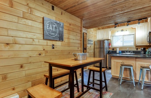 Black Butte Ranch House | Cozy home with shared pool, sauna, golf, private hot tub & deck - dog-friendly