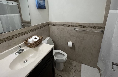 Elizabeth House | Cozy Home with 3 king bedroom Beautiful/ safe neighborhood just 7 mins to EWR.