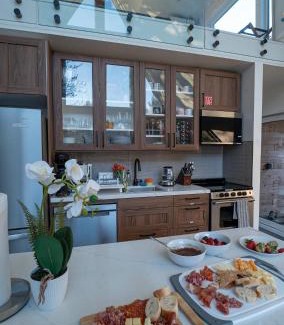 MacTier House | Cozy, Hot Tub, Sauna, Heated Floors, EV, Nespresso