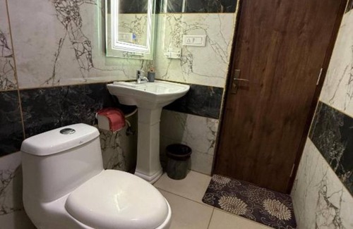 Kammanahalli Hotel | Cozy hotel suite with WiFi and AC in charming Bengaluru