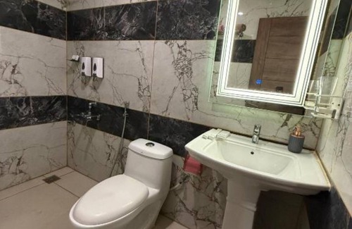 Kammanahalli Hotel | Cozy hotel suite with WiFi and AC in charming Bengaluru